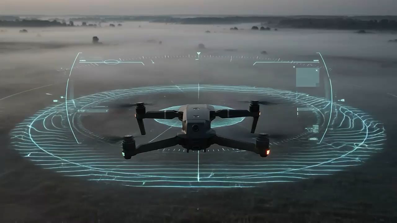 Dron nad hmlistým poľom so skenovacím prekryvom, ktorý vyznačuje preverenú plochu